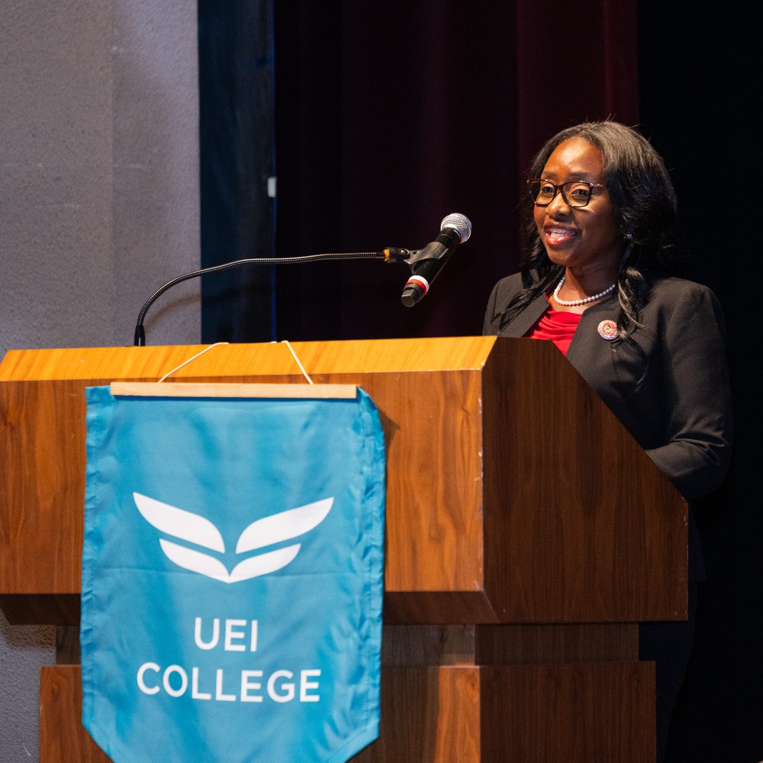 Assemblymember Rhodesia Ransom addressing graduates during her speech.